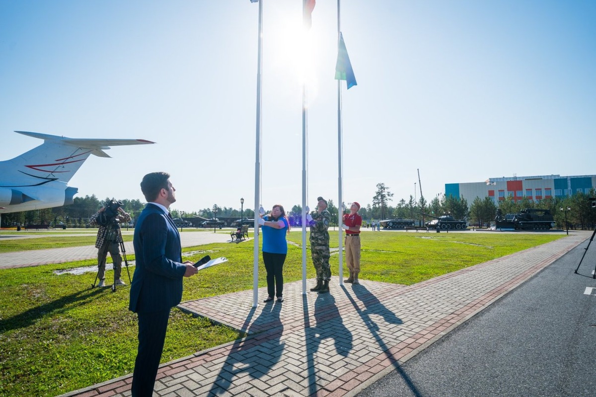    Руслан Кухарук принял участие в торжественной церемонии поднятия флага в Когалыме