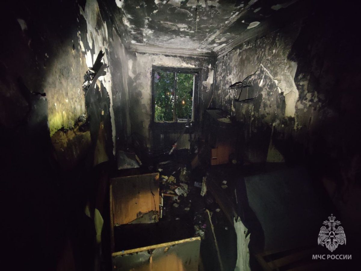    Пламя повредило внутреннюю отделку квартиры и находившееся внутри имущество