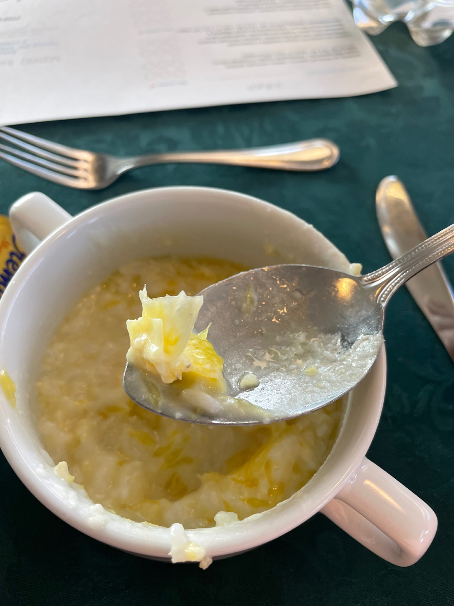 О том, что это не кусок целлофанового пакета, а внутренние стенки апельсина выяснили совместно с директором ресторана. Не сразу. 