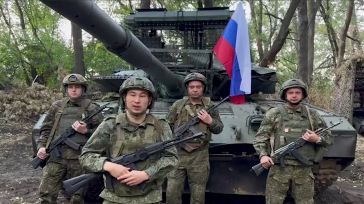    Наши бойцы с передовой поздравили курян с Днем Флага