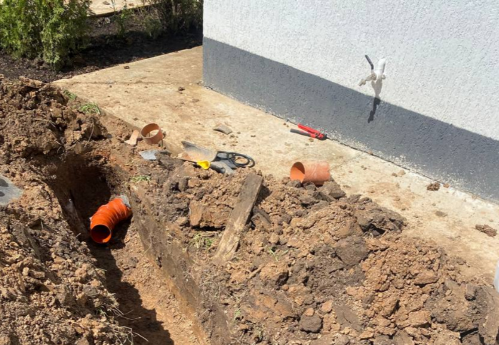 Выход труба ПВХ из дома