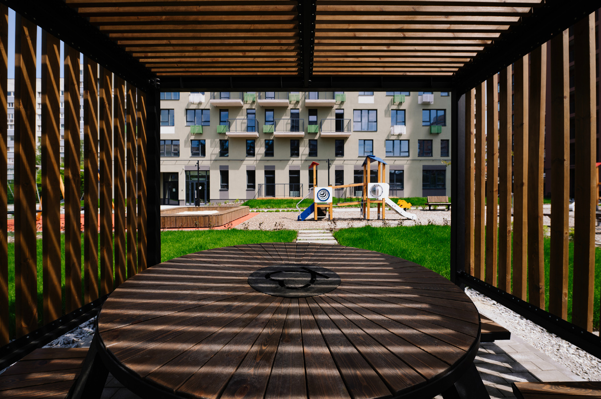 Во дворах компании Практика работает Wi-Fi и есть пространства, чтобы поработать с ноутбуком в хорошую погоду