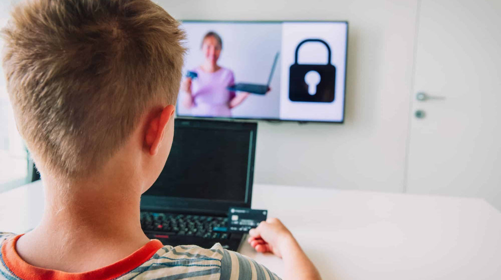    Маски репетиторов: как шпионские программы проникают в детские гаджеты