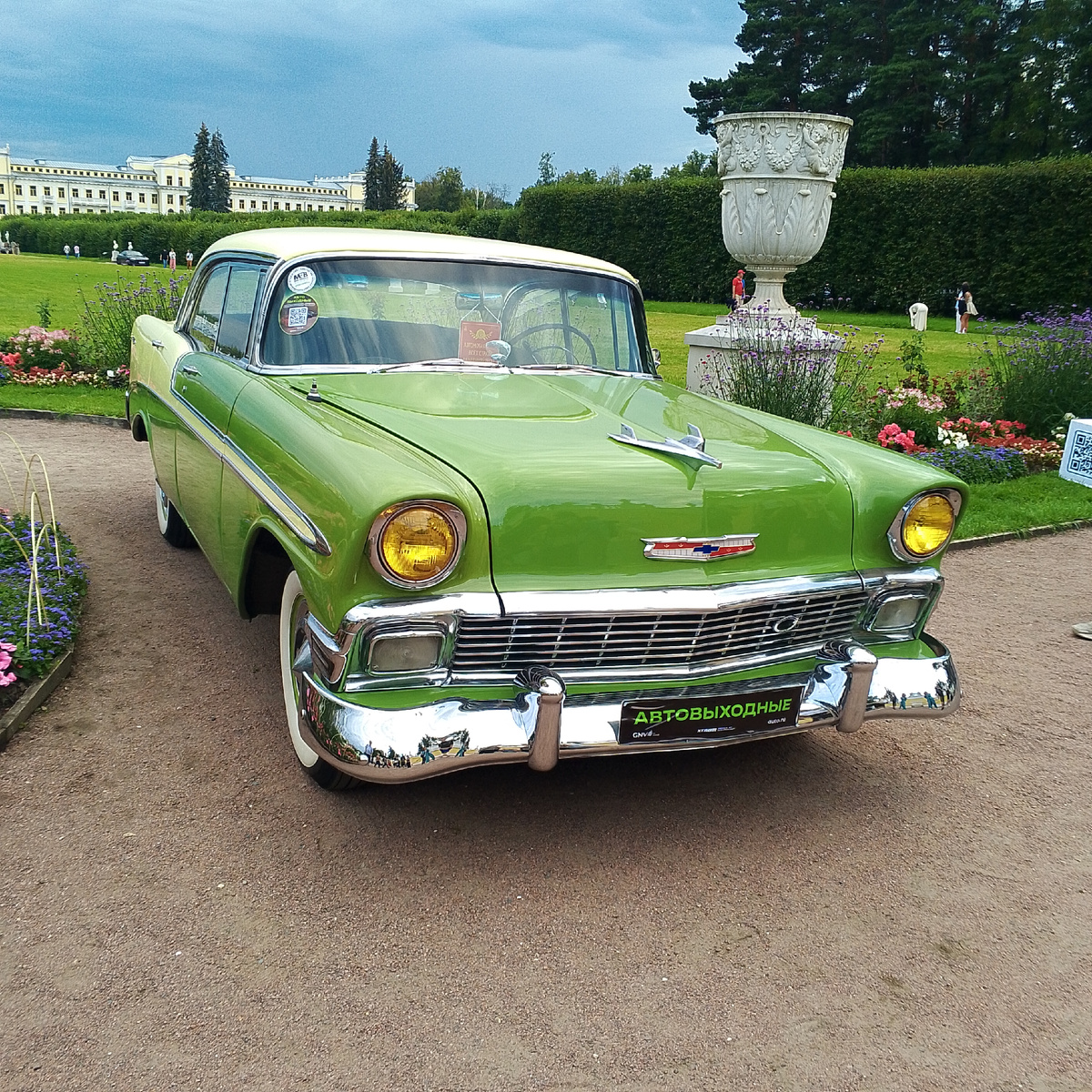 Выставка автомобилей в усадьбе Архангельское.