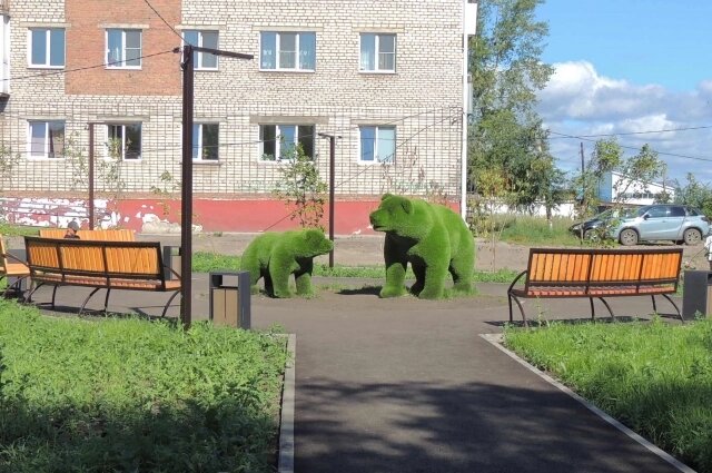   Зелёные фигуры украсили городской сквер. Фото: irk.aif.ru/ Анастасия Козырева