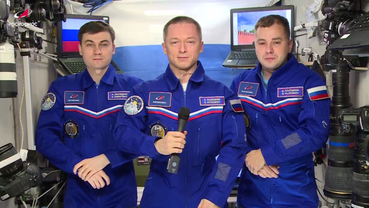    Космонавты с МКС поздравили курян с Днём Флага России