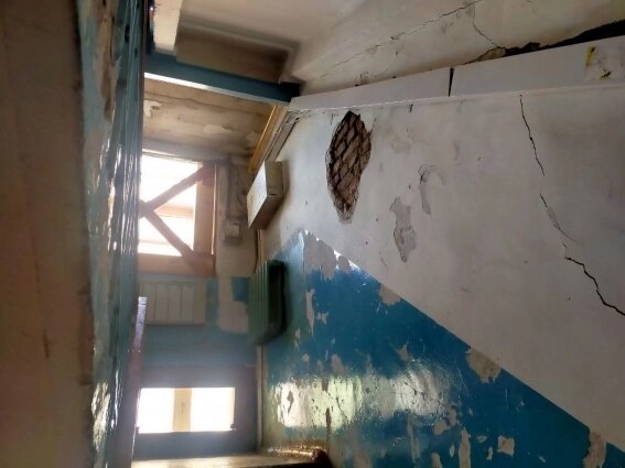    Трещины идут как в подъезде, так и в квартирах Фото: АиФ-Красноярск/ Игорь Пантелеев