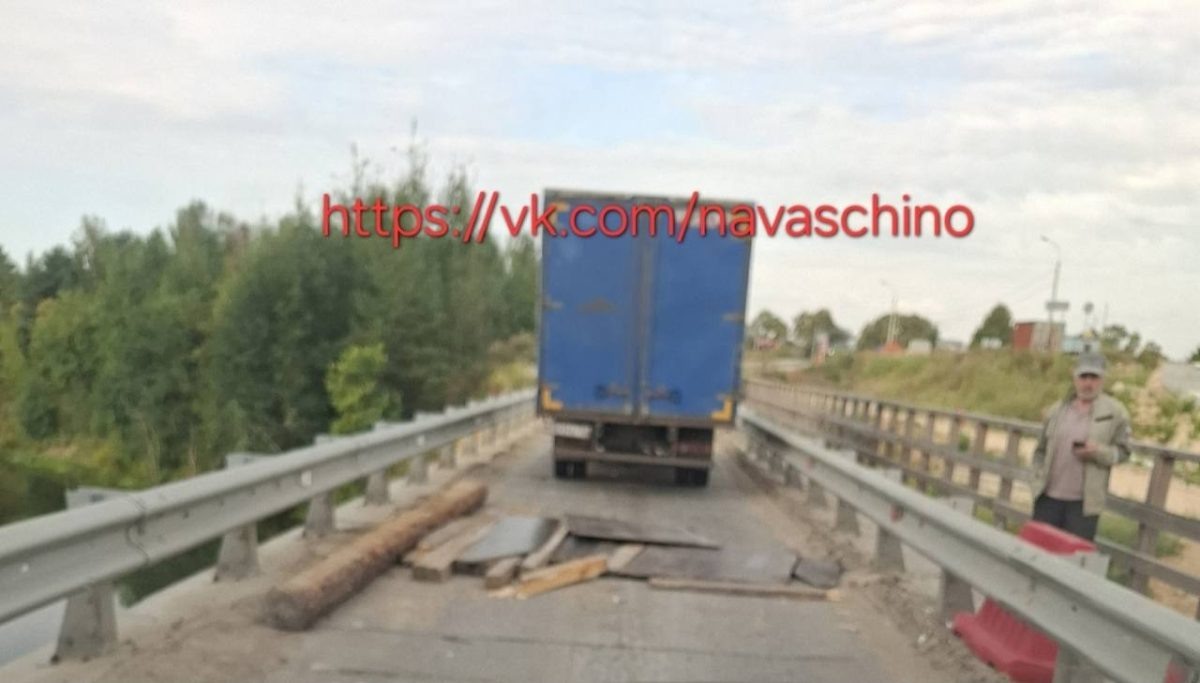    Из-за проезда фур там обрушилась плита и образовалась яма