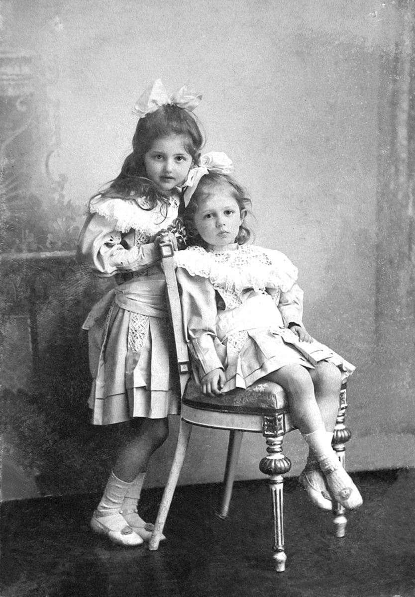 Ирина и Татьяна Давыдовы. 1906 год.