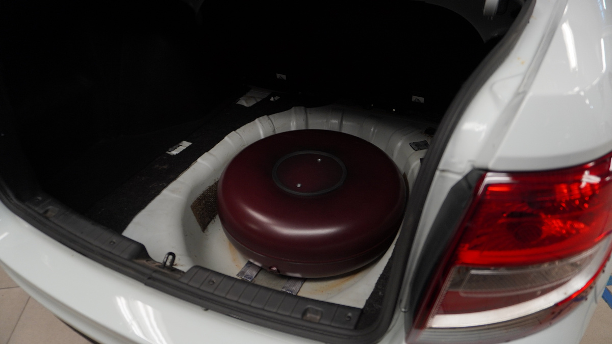 Пропановый баллон расположен в нише запасного колеса