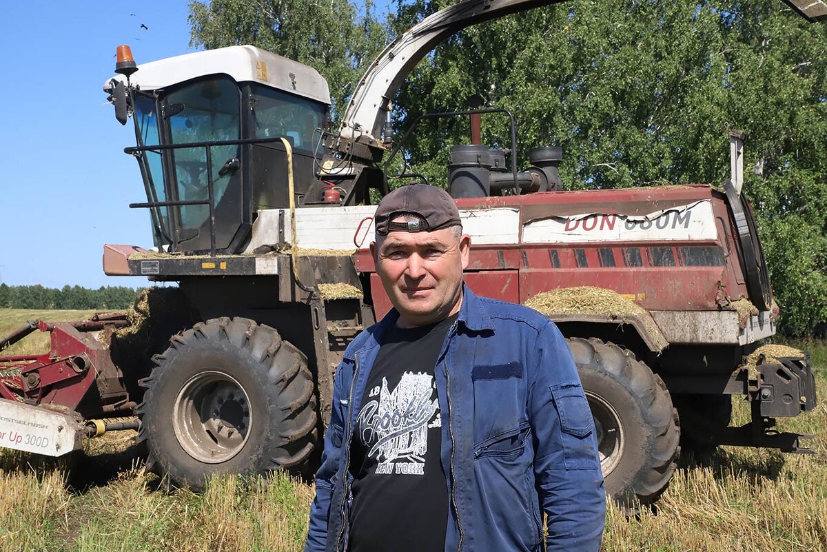 Механизатор Алексей СЕМЁНОВ уже 30 лет работает в сельском хозяйстве. Фото Александра ВАСИЛЬЕВА.