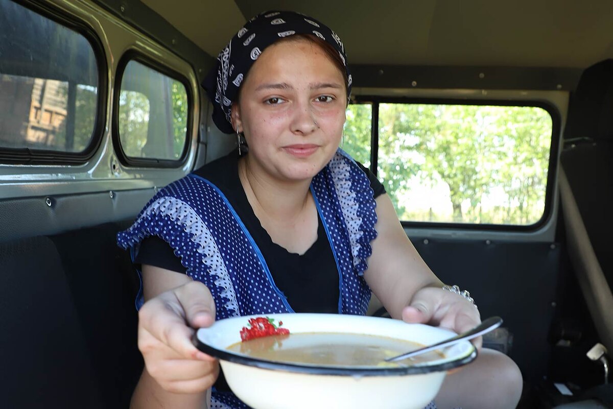 А вот и вкусный обед, его доставляют прямо в поле. Фото Александра ВАСИЛЬЕВА.