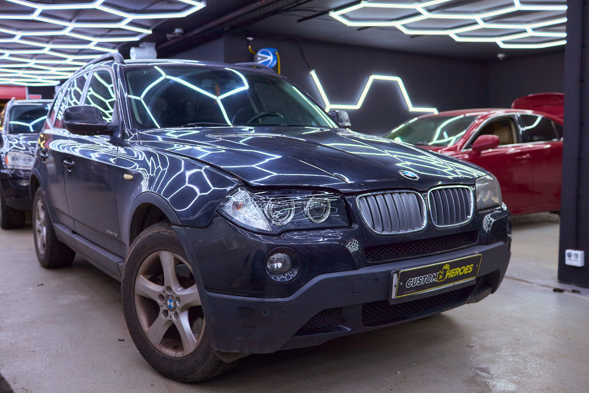 Источник изображения https://custom-heroes.ru/raboty/vid-uslugi/avtosvet/nashi-raboty/bmw-x3-e83-remont-fary-posle-povrezhdeniya-stekla/