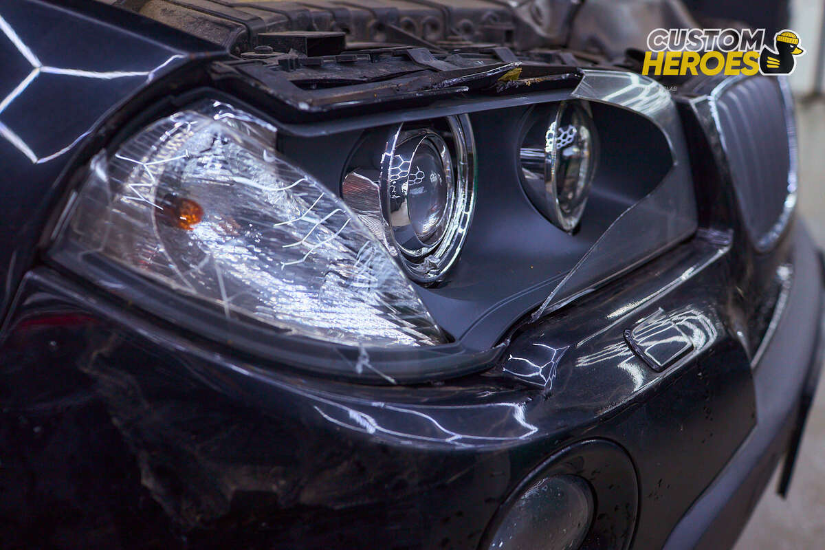 Источник изображения https://custom-heroes.ru/raboty/vid-uslugi/avtosvet/nashi-raboty/bmw-x3-e83-remont-fary-posle-povrezhdeniya-stekla/