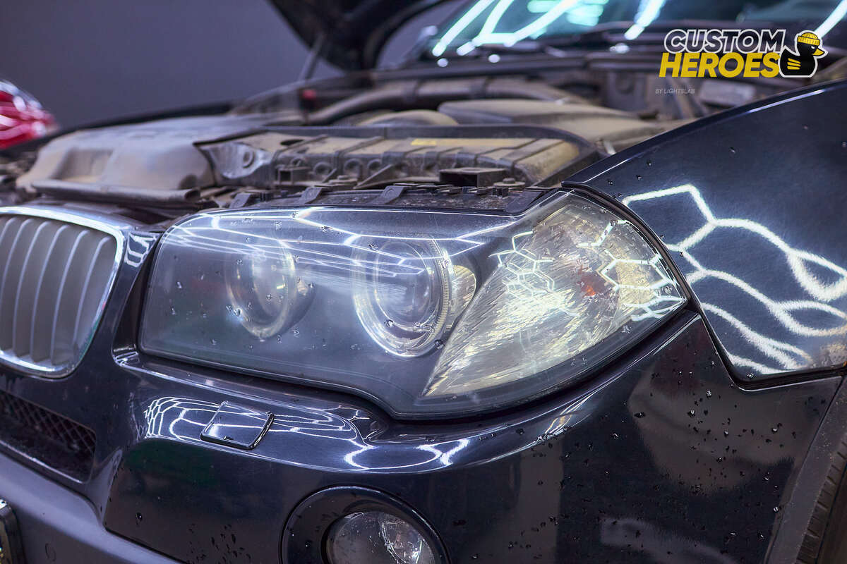 Источник изображения https://custom-heroes.ru/raboty/vid-uslugi/avtosvet/nashi-raboty/bmw-x3-e83-remont-fary-posle-povrezhdeniya-stekla/
