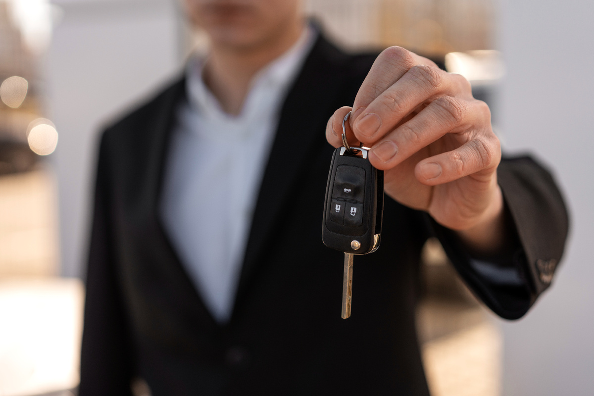 Дал машину другу