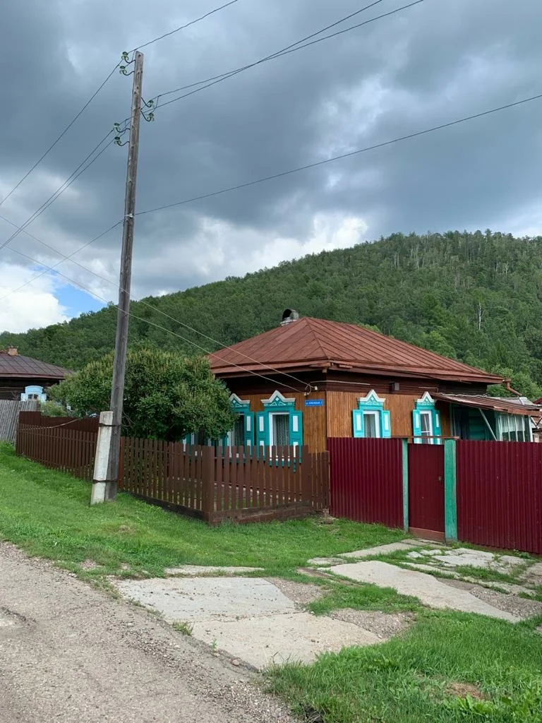 Примерно вот такой обычный деревенский дом