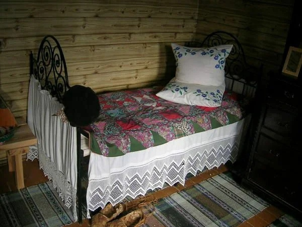 Кровать в деревне часто выглядела так. Подушки взбивались и они должны были весь день простоять красиво.