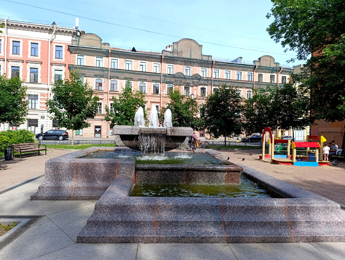 Все фото автора. Фонтан во дворе по Английскому проспекту. 