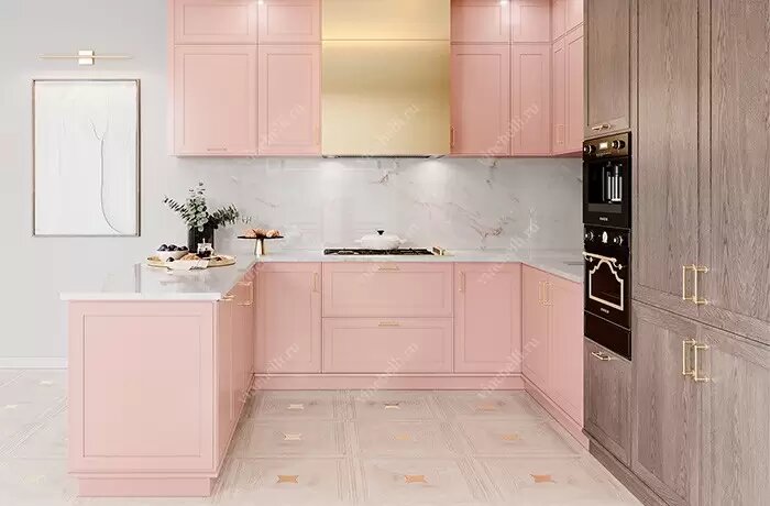 Kухня в стиле Прованс с современными элементами: фасады нежно-розового цвета сочетаются с золотой фурнитурой и отделкой из светлого дерева. Мраморный фартук и изящный декор придают интерьеру элегантность и тёплую атмосферу.