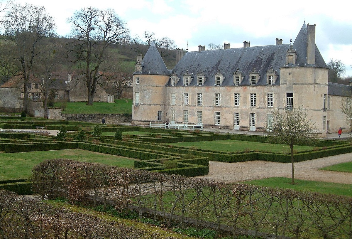 Замко Бюсси-Рабутэ (Château de Bussy-Rabutin), "родове гнездо" де Бюсси