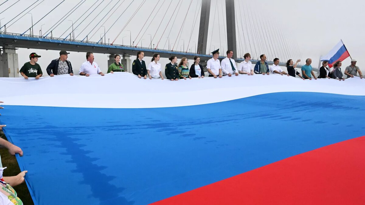 Патриотическая акция в День Государственного флага России на острове Русский
© Sputnik / Виталий Аньков