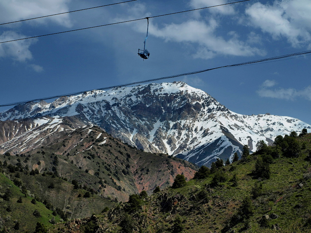 Панорамный вид на горы Чимгана и канатная дорога, уходящая ввысь. Фото: ImmunoCap.ru