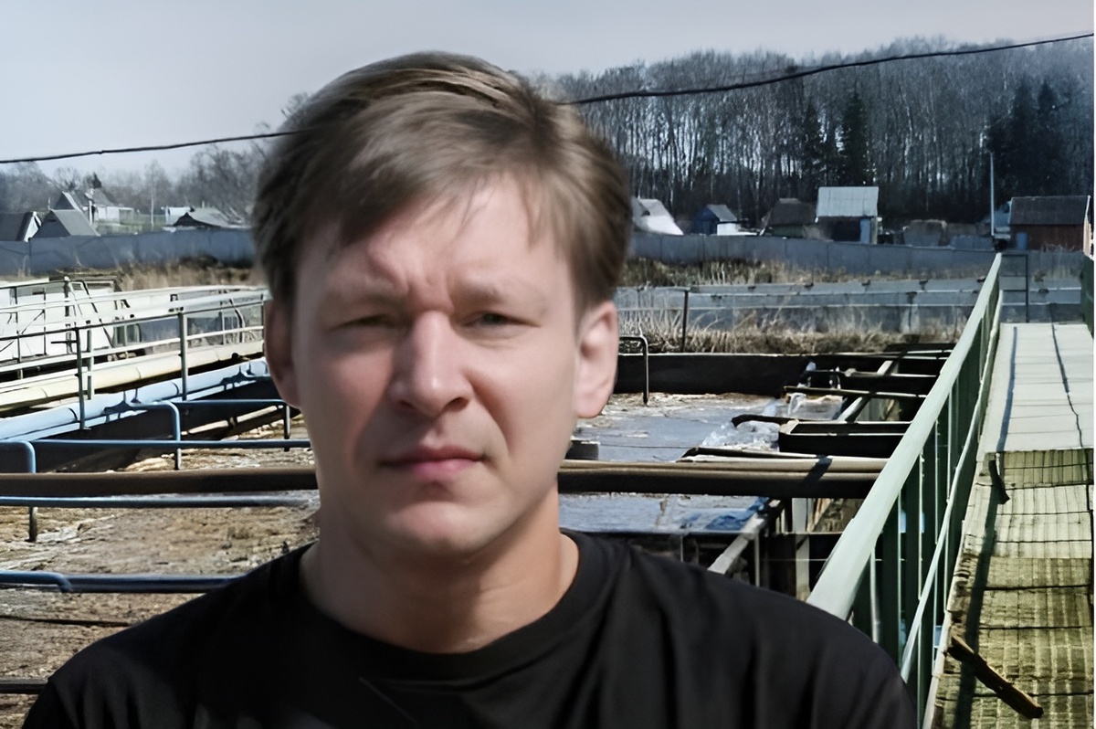 Автор данной статьи на фоне поселковых очистных. Еще молодой и верящий в торжество здравого смысла ))