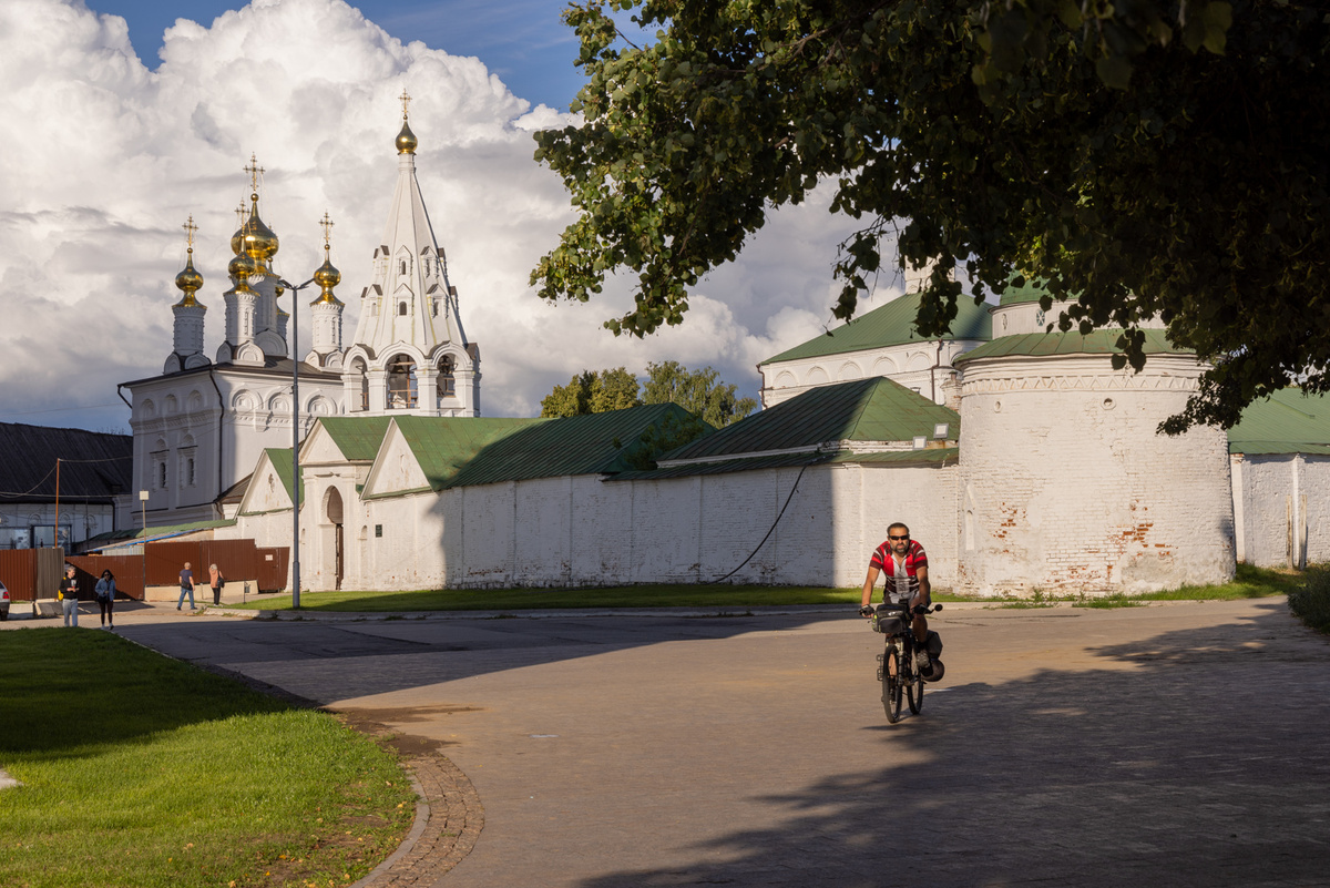 В Рязанском кремле нет стен и башен, но много исторических строений