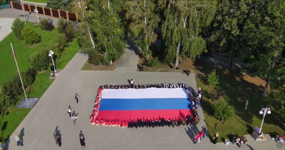    Патриотическая акция по развороту огромного триколора в Барнауле. Источник: barnaul.org