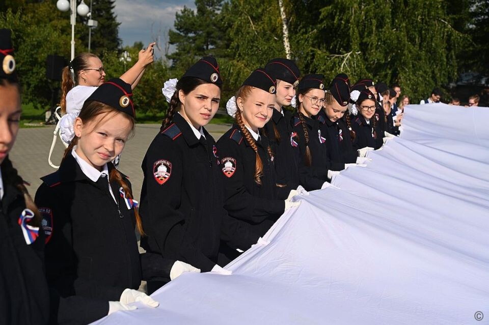    Патриотическая акция по развороту огромного триколора в Барнауле. Источник: barnaul.org