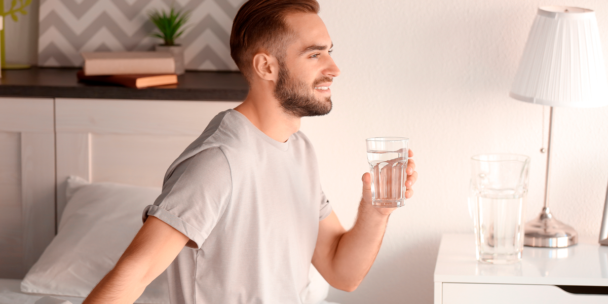 Стакан воды по утрам — первый шаг к осознанному уходу за собой