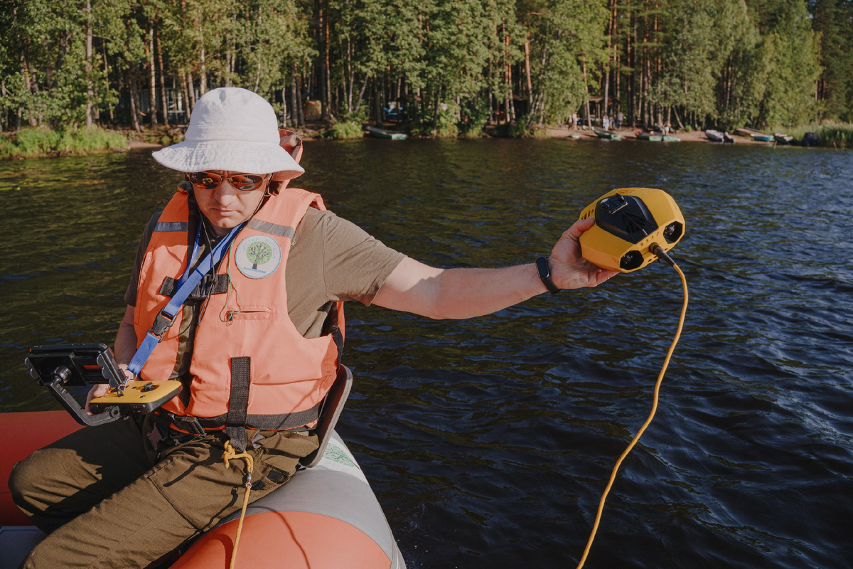 Это я с подводным дроном на Градуевском озере, там мне встретилась рыбка Ёрш, котрую никто не видел в этом водоёме.
