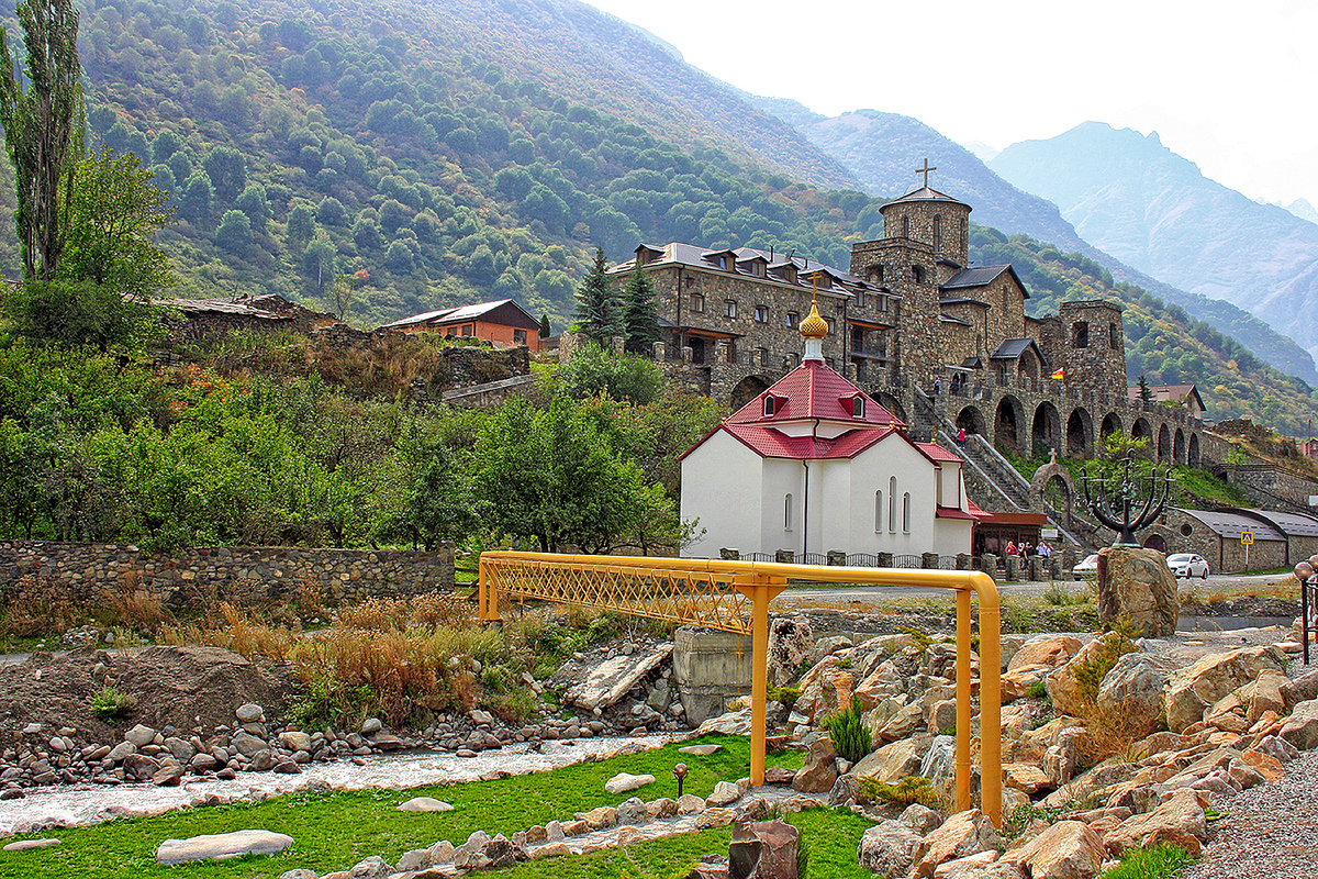 Особо охраняемые природные территории и историко-культурные памятники требуют особого внимания при строительстве газопроводов. На фото: газопровод в горах на фоне монастыря в Республике Северная Осетия — Алания. Gasfoto.ru