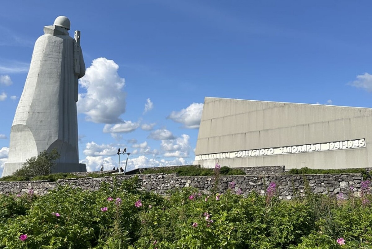 Памятник защитникам Советского Заполярья, он же «Алёша». Высота монумента — 42 метра.