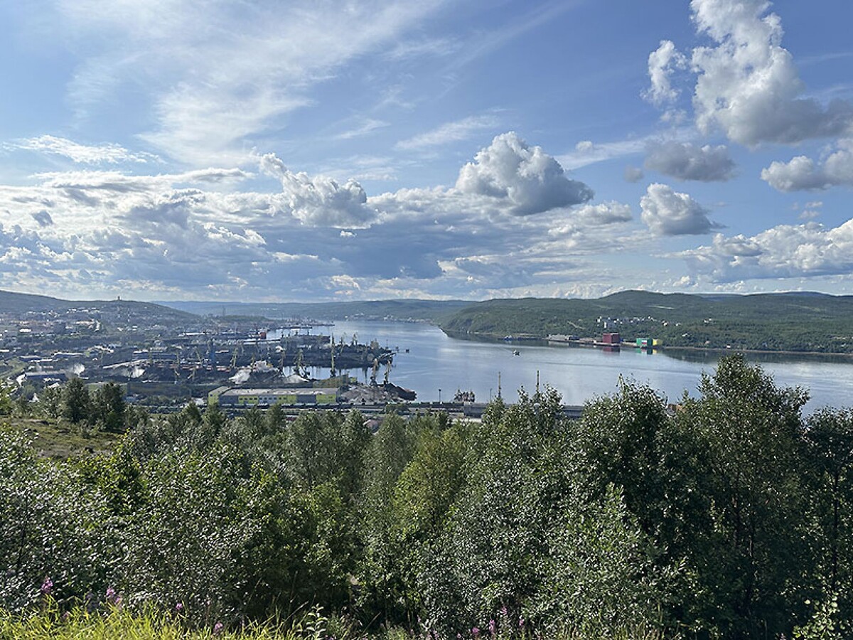 В Мурманске и окрестностях есть несколько смотровых площадок. Виды на залив и город — впечатляющие.