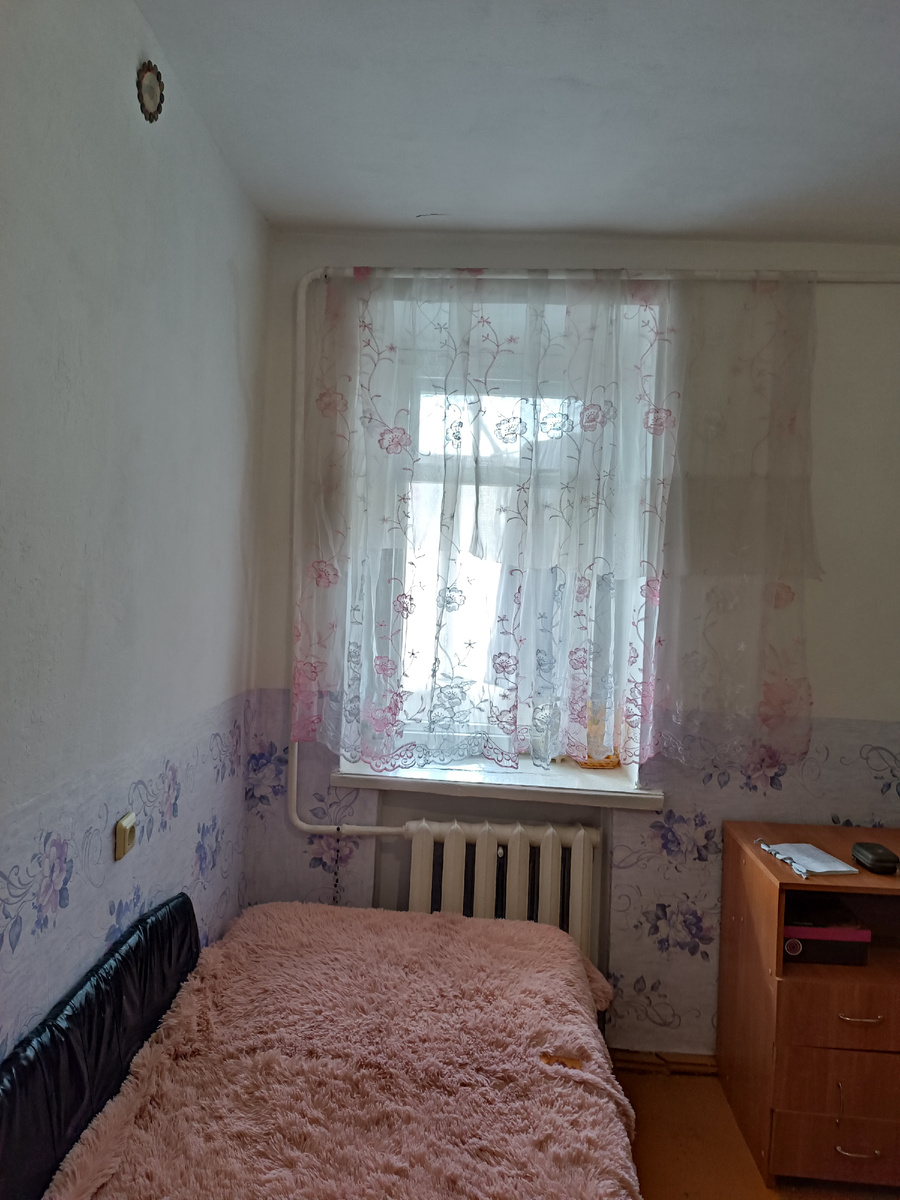 Окно в спальне с видом на балкон.