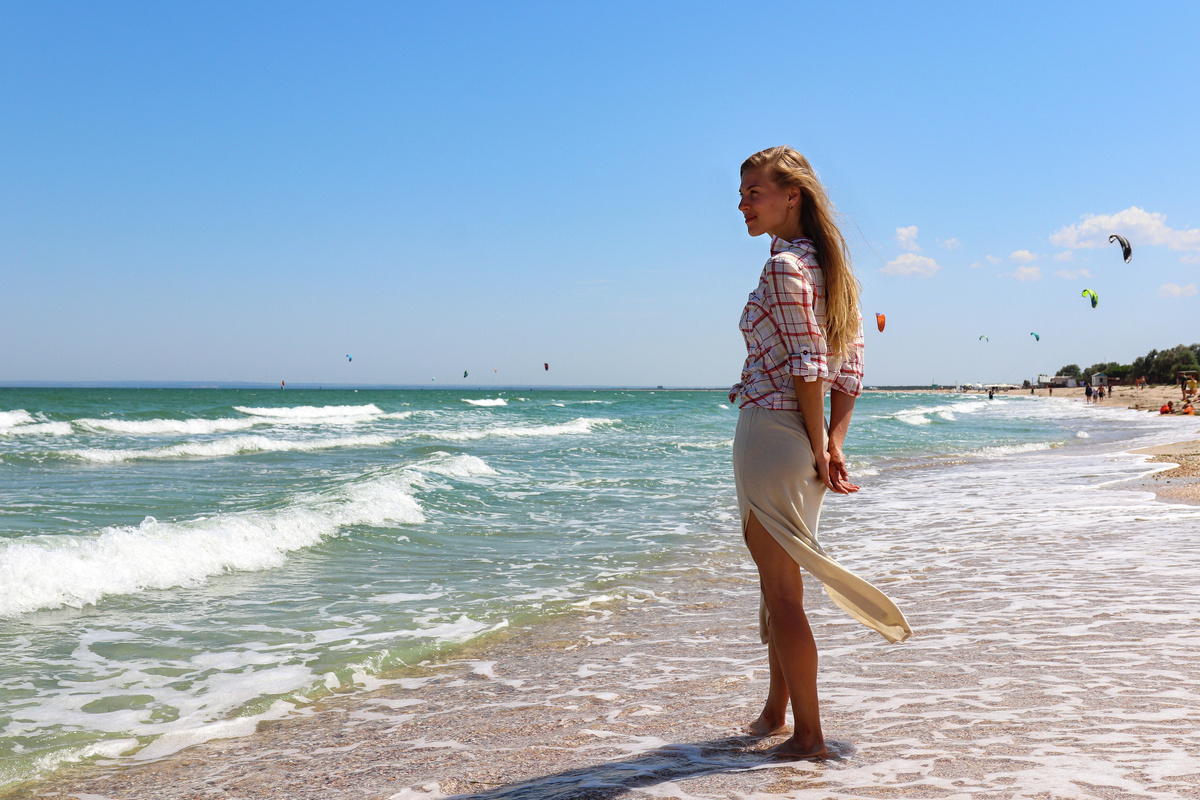 Девушка на пляже в Щёлкино // Туристический портал Республики Крым, Алексей Цесельский