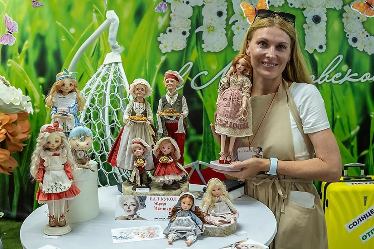 Авторская кукла может выражать разные эмоции: хозяину грустно — и у куклы печаль во взгляде, а если хорошее настроение — в глазах зажигаются искорки.