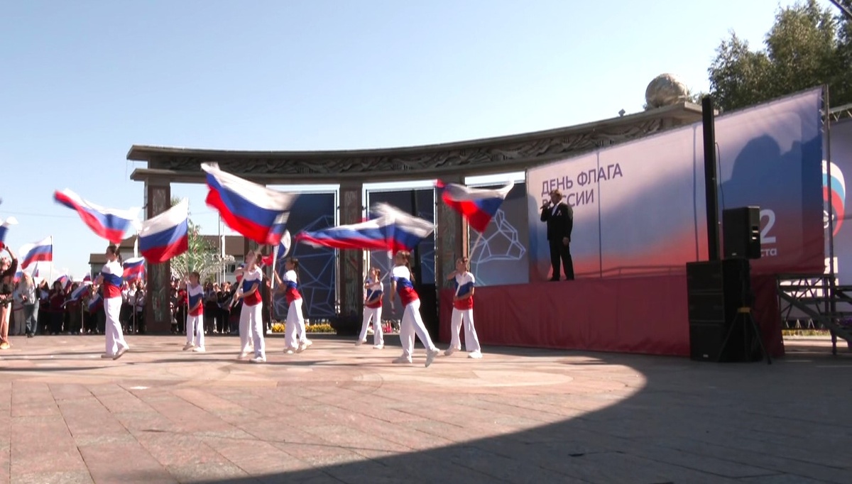    Патриотический митинг-концерт провели в Ханты-Мансийске в День флага