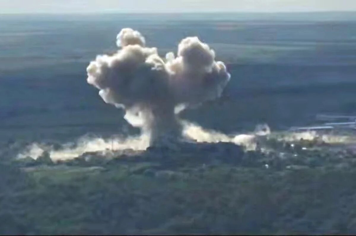    Попадание в штаб 77-й аэромобильной бригады ВСУ российской фугасной авиабомбы ФАБ-3000.