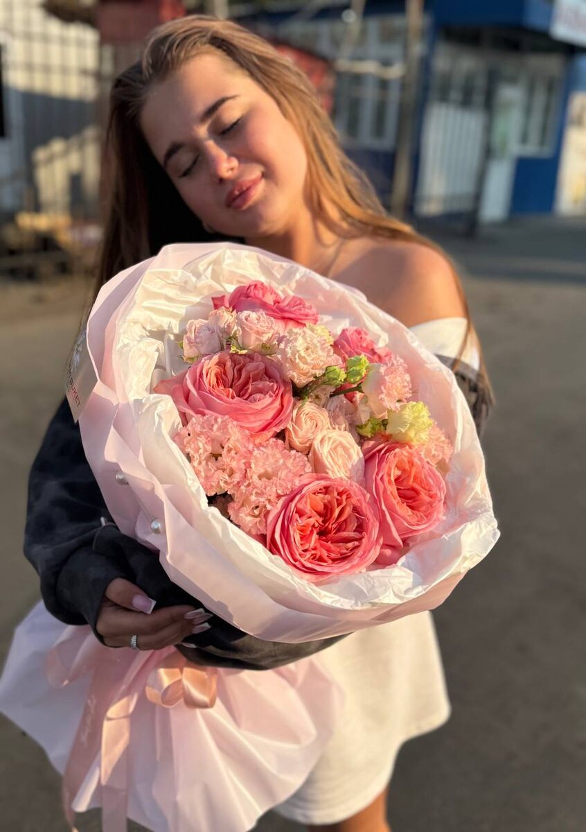В нашем магазине большой ассортимент цветов.