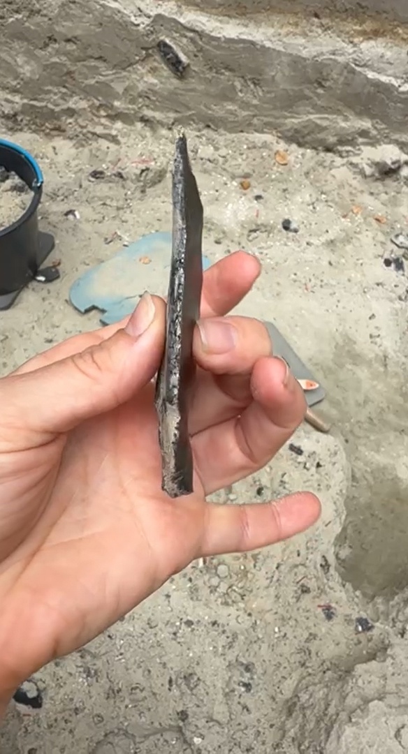 Кремневый наконечник. Смотрите, какой он тонкий.