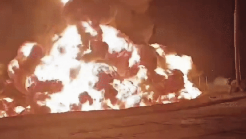    Последствия налёта "Гераней" на нефтебазу "Тритон". Источник: ТГ-канал "Сварщики"