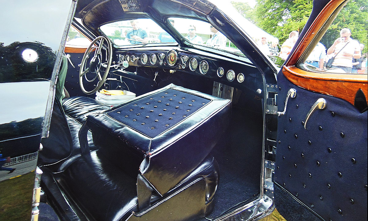 Крайние сиденья складывались, для прохода на второй ряд