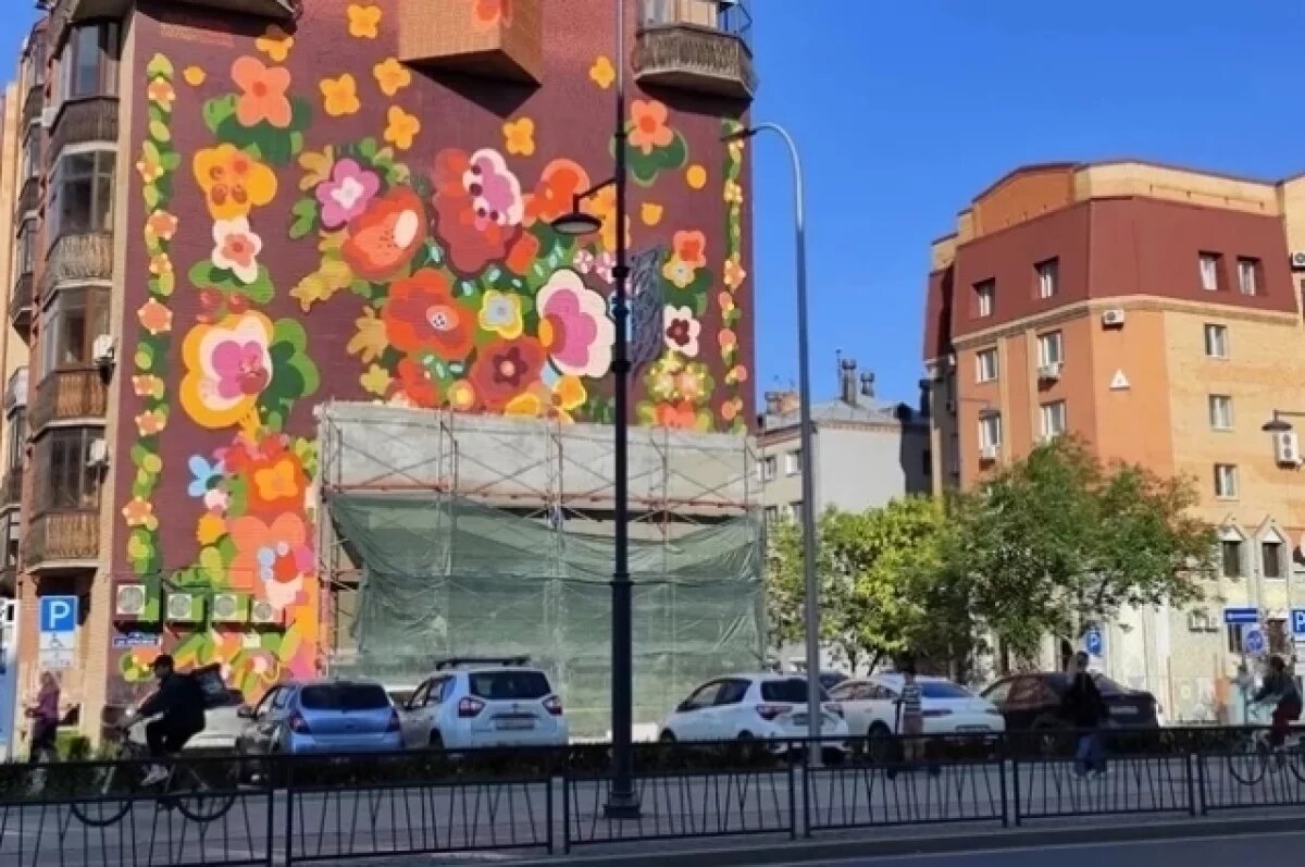    В Тюмени во время ремонта фасада дома повредили мурал «Тюменский ковер»