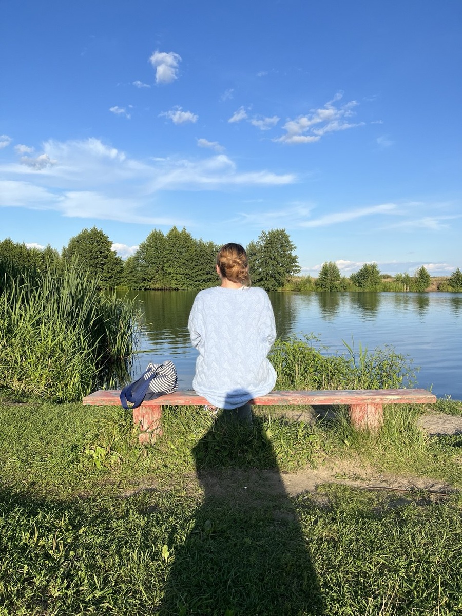 Это я у реки Мокша. Сижу размышляю, а не скандалистка ли я, часом, поганая? 