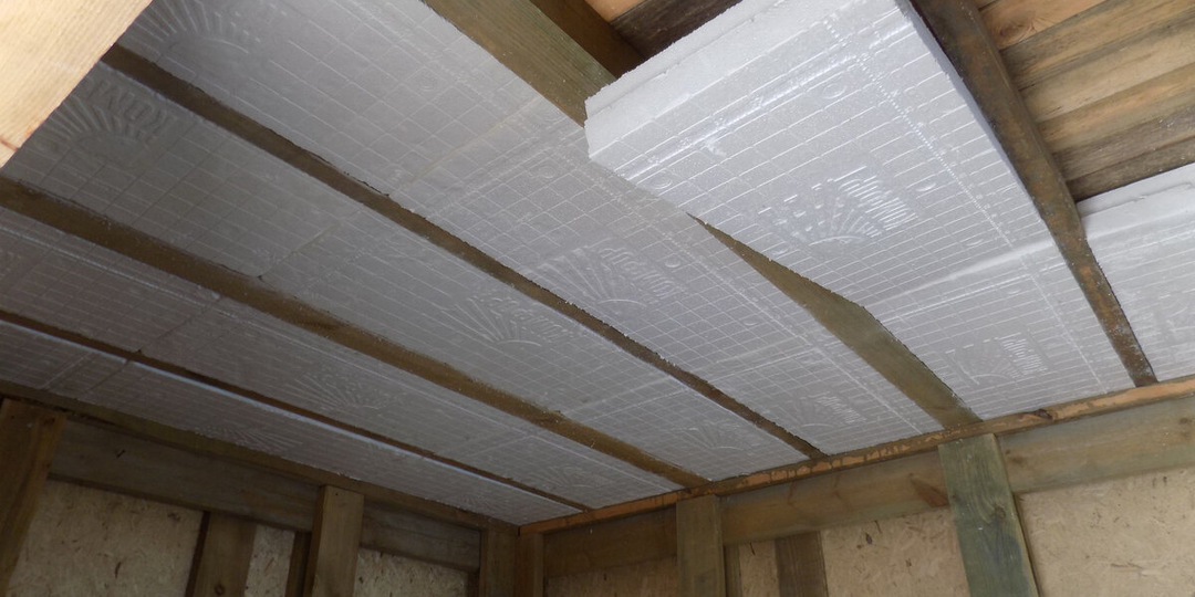 Секрет старых мастеров: какой утеплитель держит тепло в бане на десятилетия?