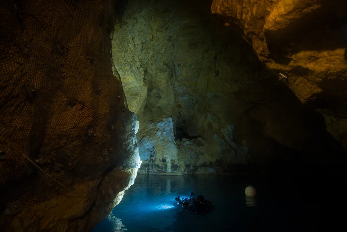 Тоннели были вырезаны на протяжении тысяч лет теми же термальными водами, которые питают знаменитые купальни и бассейны Будапешта. Источник: https://edition.cnn.com/2025/08/18/travel/budapest-diving-molnar-janos-cave