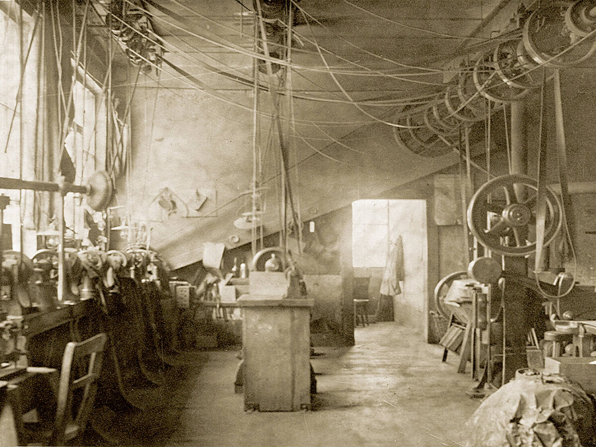 
В 1909 году Ганс Гроэ расширил свою компанию. Он пристроил к своему семейному дому новое фабричное здание с помещениями для отгрузки и хранения.